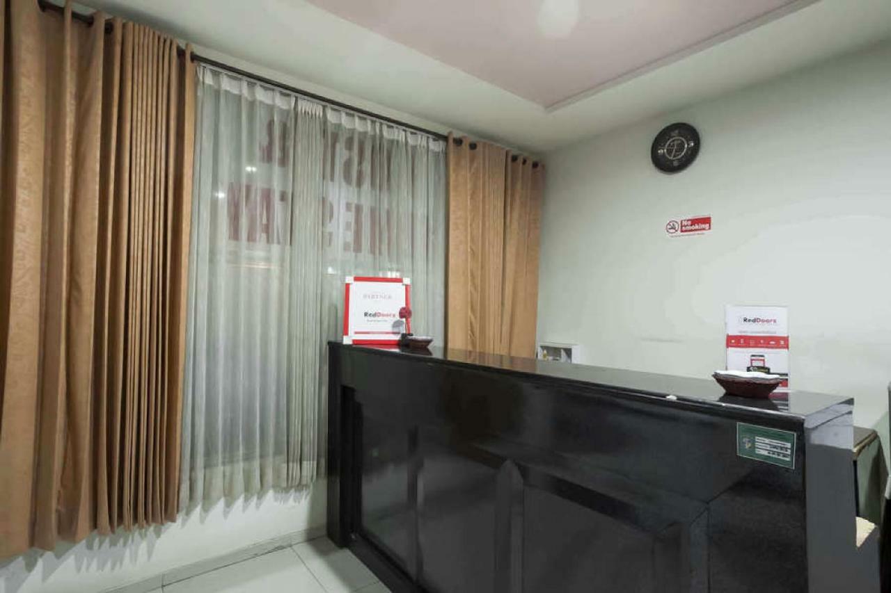 Hotel Reddoorz @ Panglima Sudirman Surabaya Exterior foto